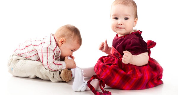 bebes jugando mordiendo