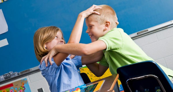 niños peleandose