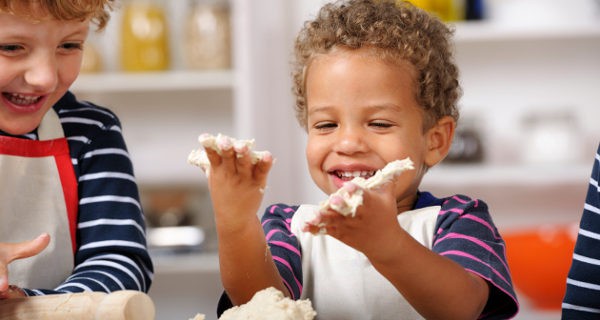 Niños cocinando