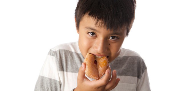 niño comiendo un donuts