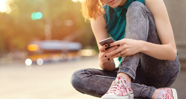 adolescente con un móvil