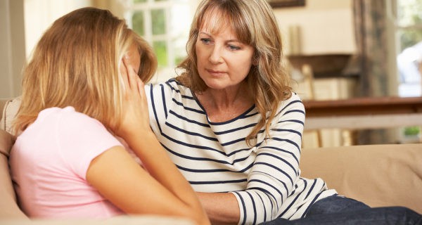 madre consolando a su hija