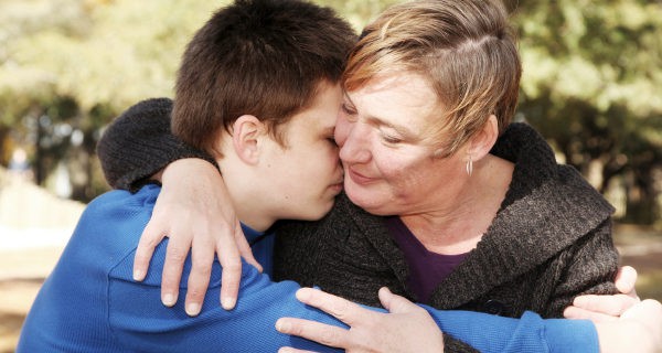 madre consolando a su hijo