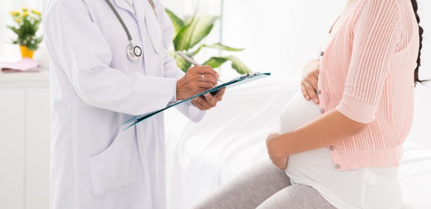 embarazada en el médico