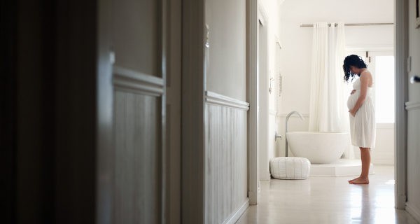 embarazada en el baño