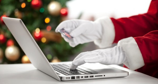 Haciendo las compras navideñas por internet