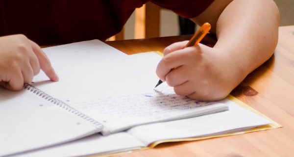 niño escribiendo