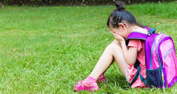 niña llorando en el colegio