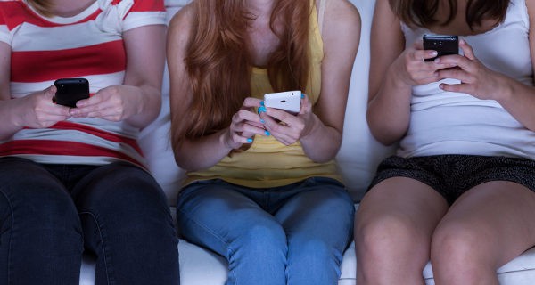 Jóvenes mirando el Whatsapp