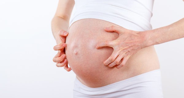 embarazada rascandose la barriga
