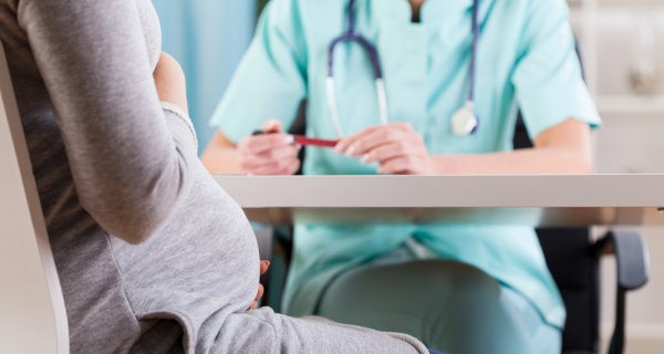 embarazada en el médico