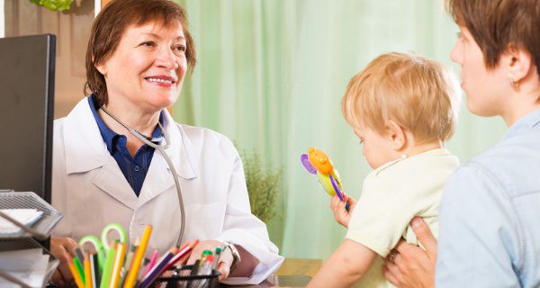 niño en el médico