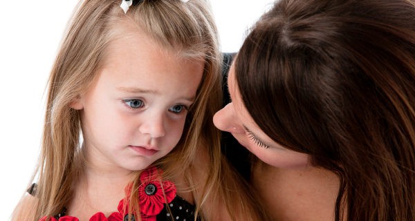 madre consolando a hija
