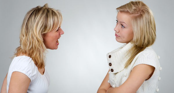 madre e hija discutiendo