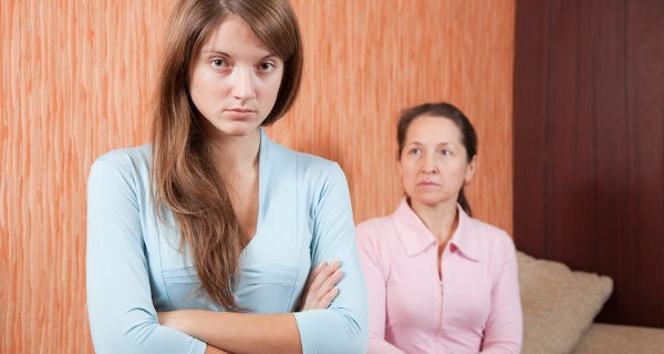 madre e hija discutiendo