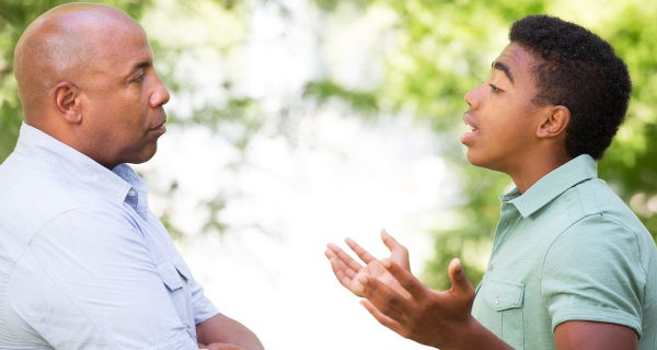 padre e hijo hablando