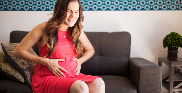 mujer con contracciones
