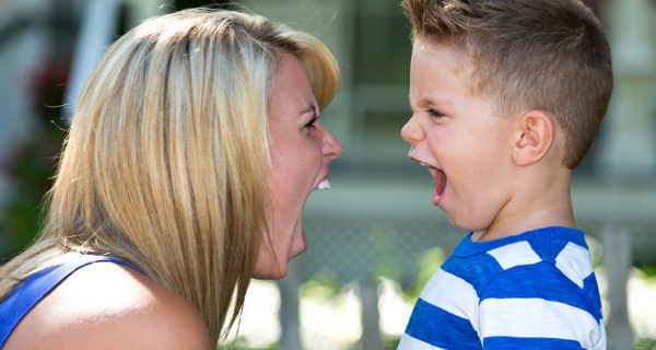 madre e hijo gritando