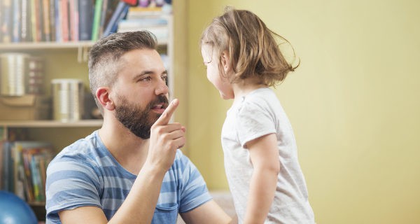 madre riñendo a su hija
