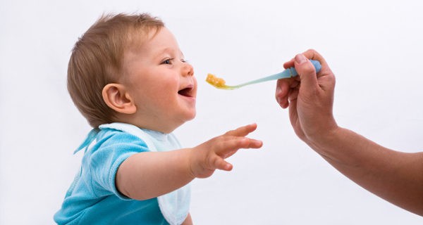 niño comiendo papilla