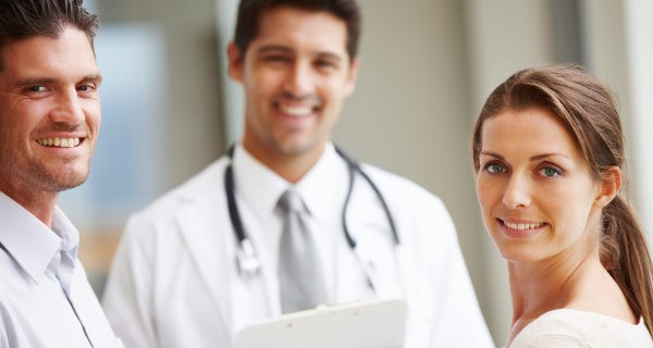 pareja hablando con el médico