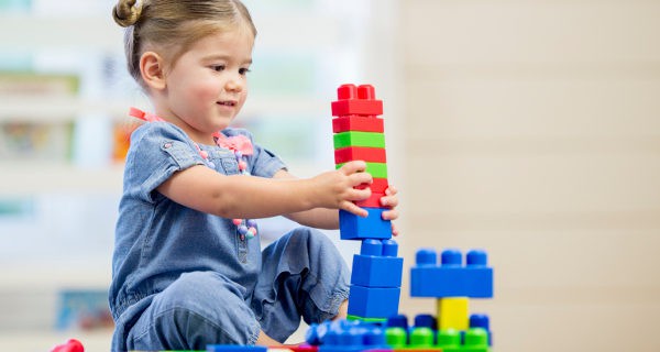 Niña jugando
