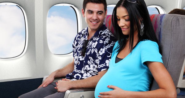 mujer embarazada viajando en avión