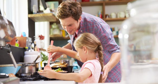 padre e hija cocinando
