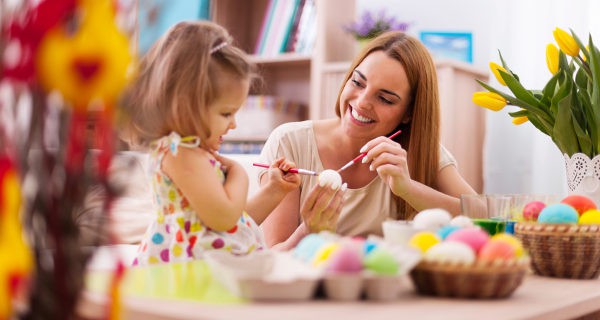 madre e hija haciendo manualidades