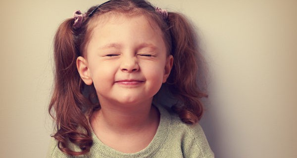 niña cerrando los ojos