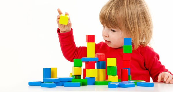 niño pequeño jugando