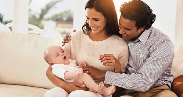 padres con hijo recien nacido