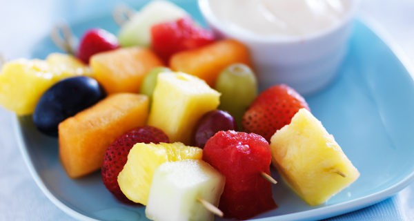 brocheta de frutas