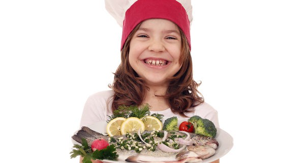 niña comiendo pescado azul