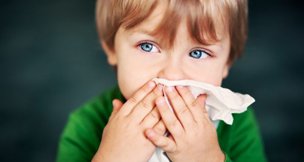 niño sonándose la nariz