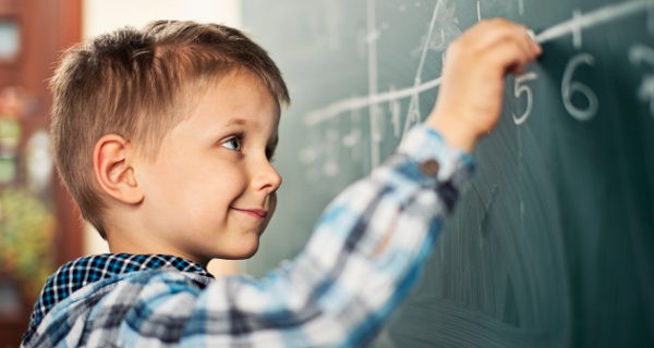 niño en la pizarra de clase