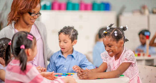 niños en el aula