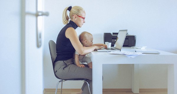 mujer trabajando con su bebé