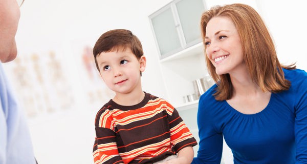 niño y madre en el médico