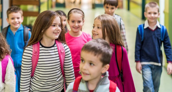 niños en la escuela