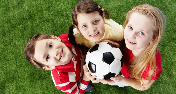 niños jugando a fútbol