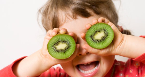 niño y kiwi