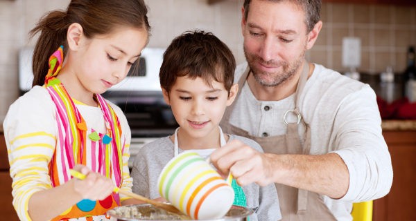 padre e hijos cocinando