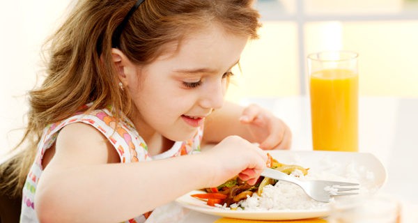 niña comiendo