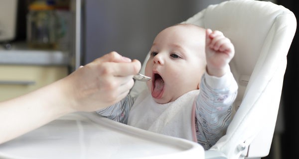bebé comiendo