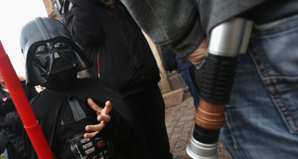 niño disfrazado de Darth Vader