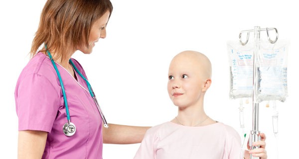 niña con cáncer en el hospital