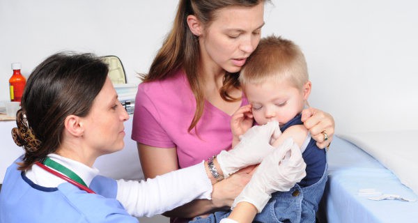 madre con niño en el médico