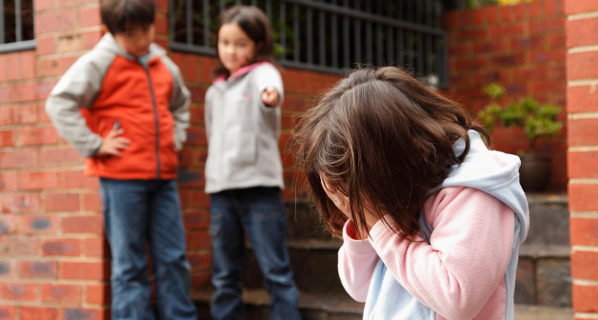 niños haciendo bullying