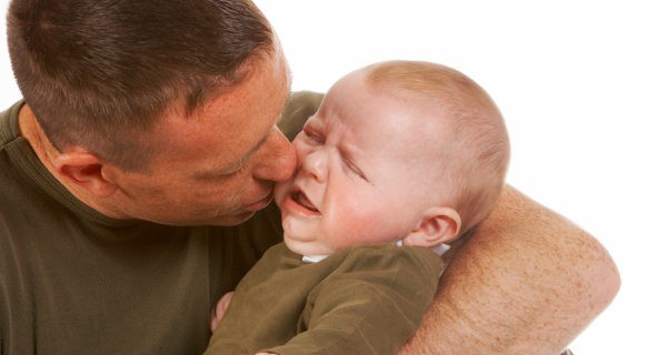 padre consolando a su bebé